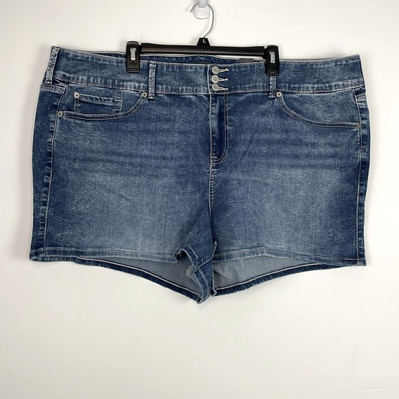 Torrid 3.5 Inch Jegging Super Soft High Rise Jean Shorts. Plus Size 28. NWT. - Picture 1 of 16